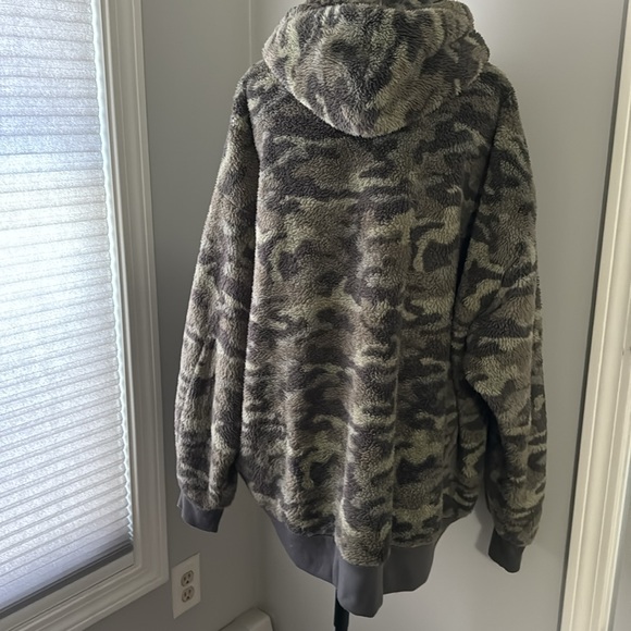 EXPRESS One Eleven Camouflage Hooded Jacket Faux Fur - Picture 2 of 10